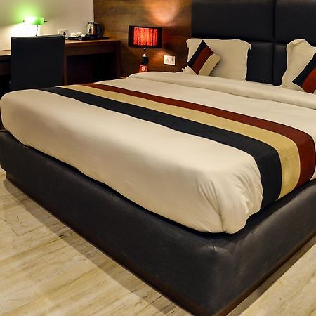 Oyo 1358 Hotel Crossroad Lucknow Esterno foto