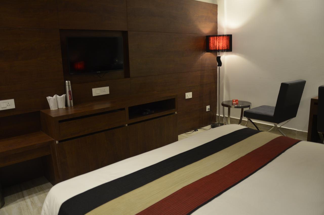 Oyo 1358 Hotel Crossroad Lucknow Esterno foto