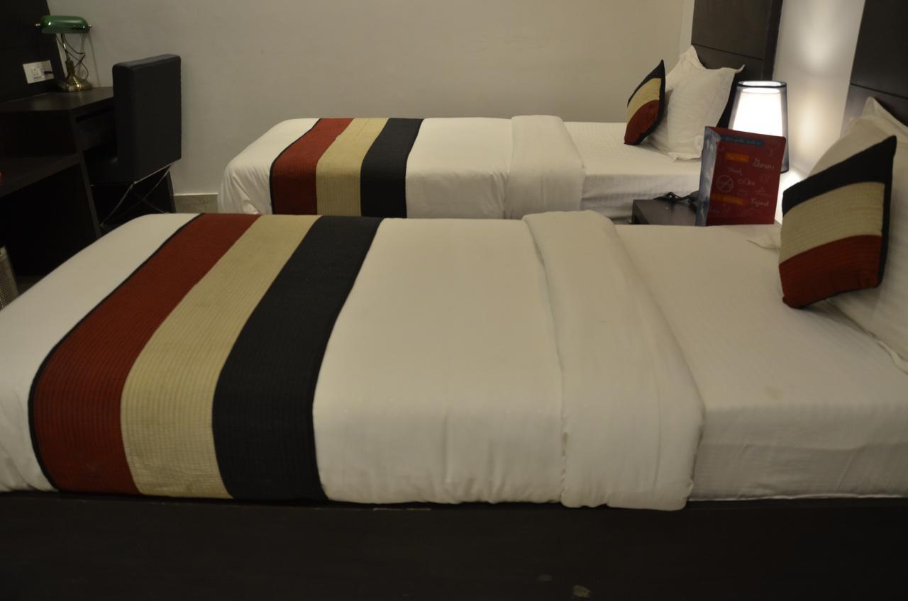 Oyo 1358 Hotel Crossroad Lucknow Esterno foto
