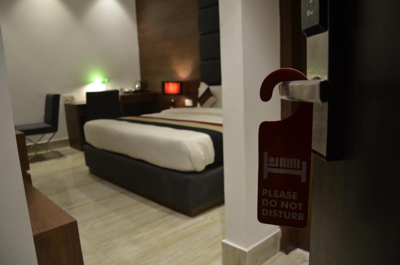 Oyo 1358 Hotel Crossroad Lucknow Esterno foto