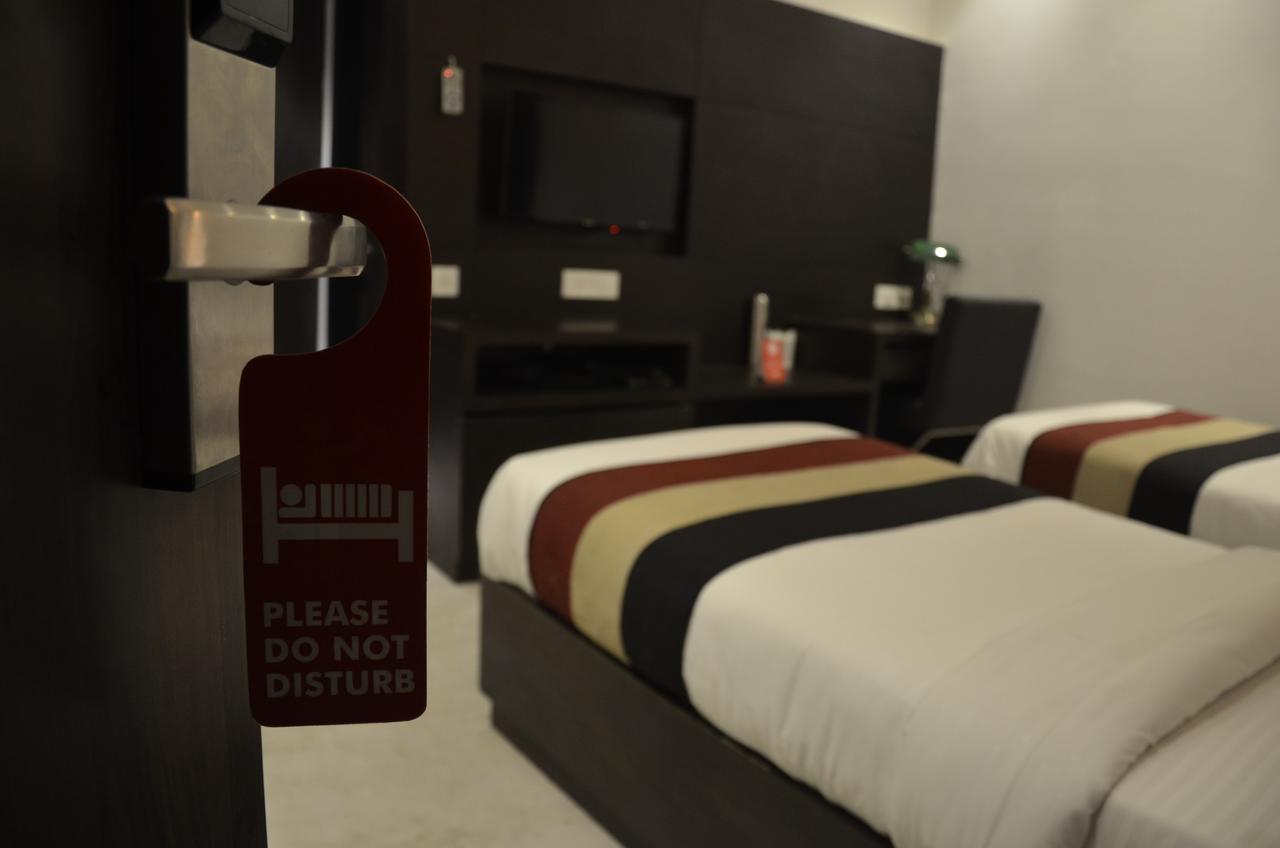Oyo 1358 Hotel Crossroad Lucknow Esterno foto