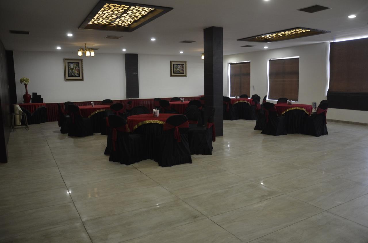 Oyo 1358 Hotel Crossroad Lucknow Esterno foto