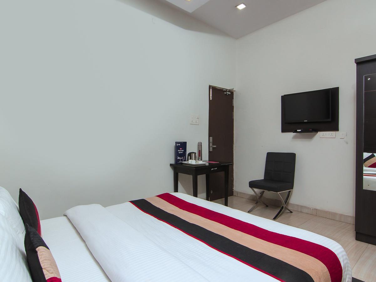 Oyo 1358 Hotel Crossroad Lucknow Esterno foto