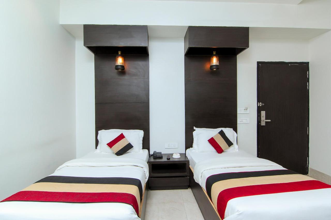 Oyo 1358 Hotel Crossroad Lucknow Esterno foto
