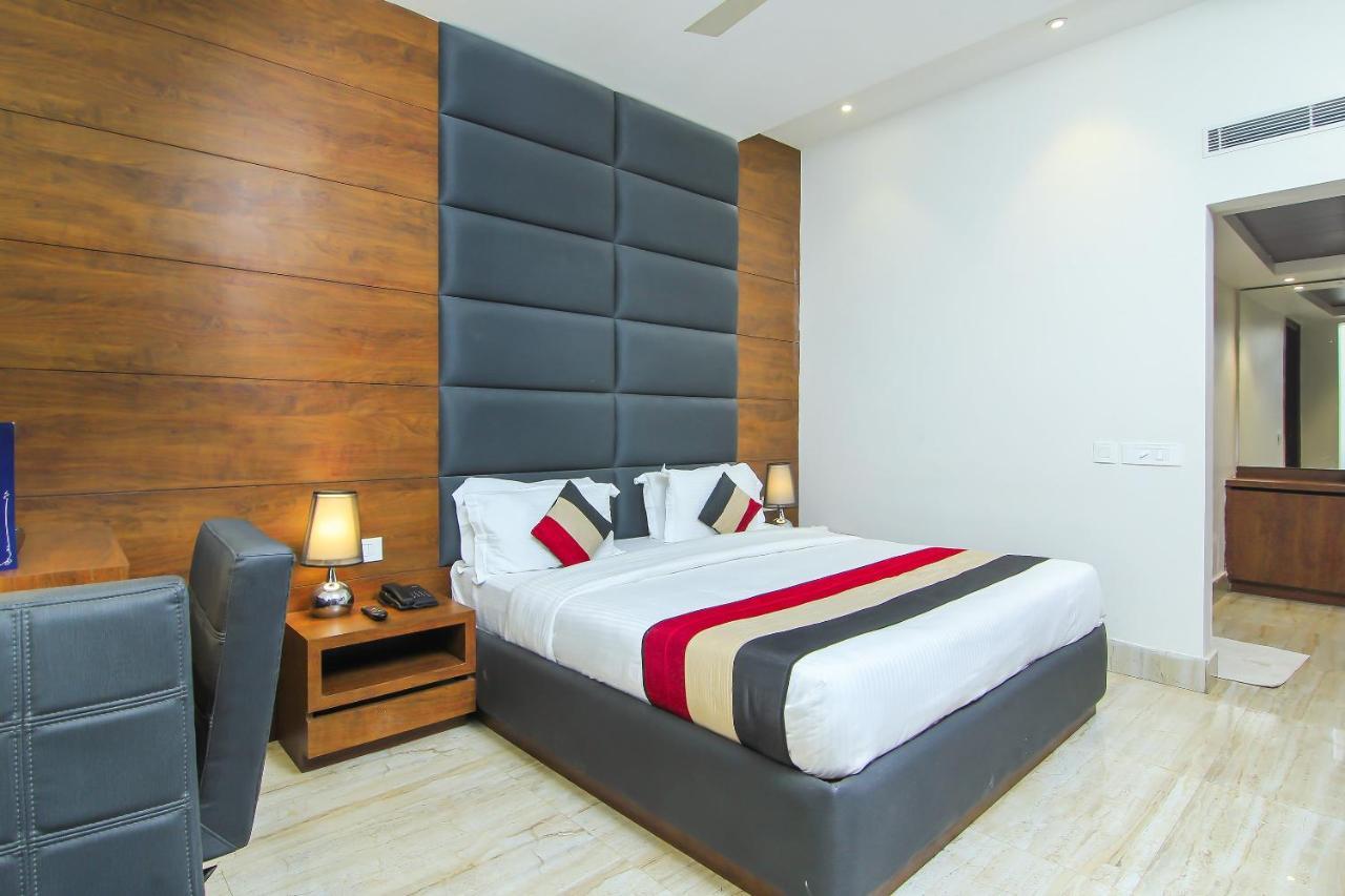 Oyo 1358 Hotel Crossroad Lucknow Esterno foto
