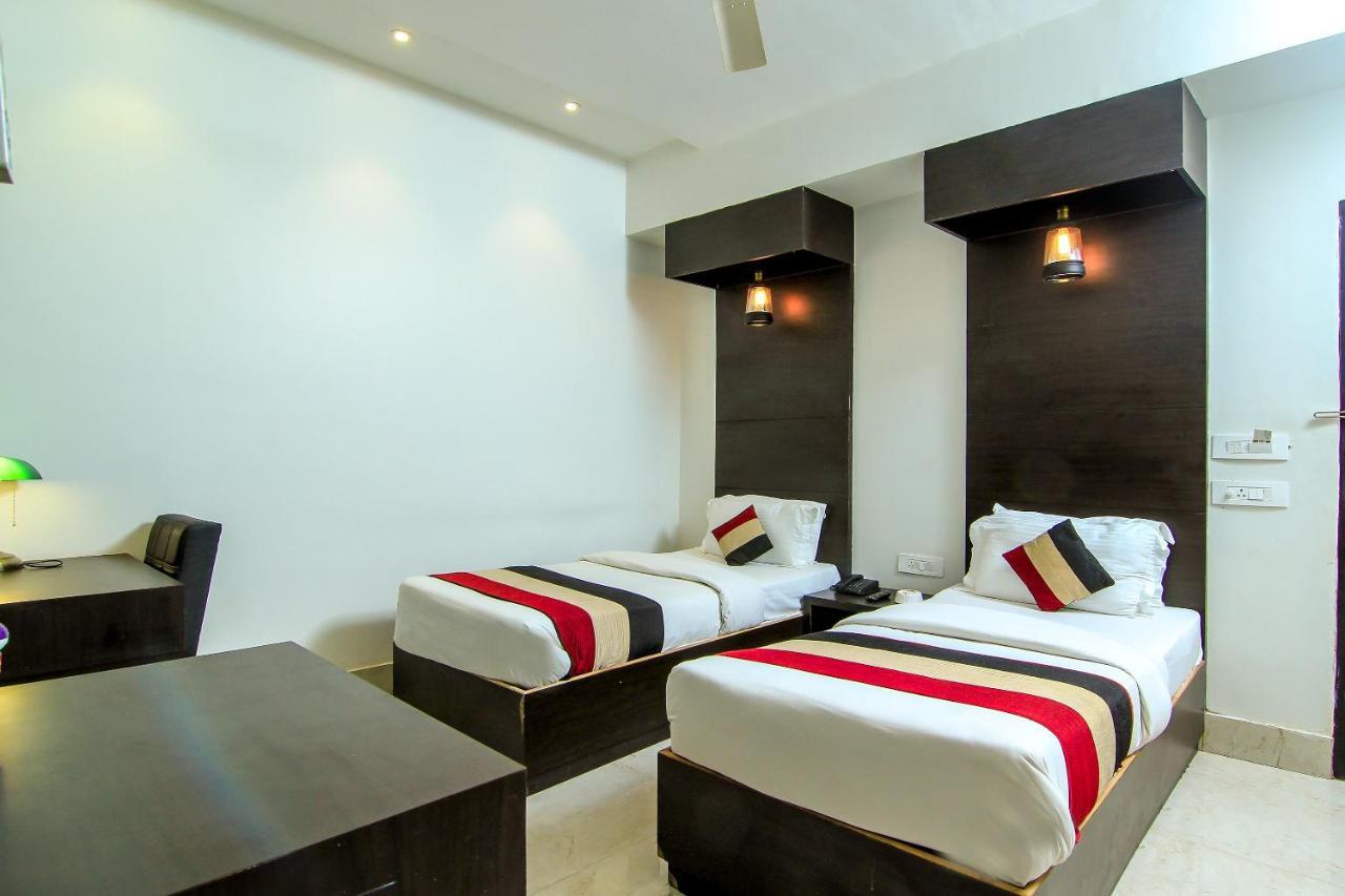 Oyo 1358 Hotel Crossroad Lucknow Esterno foto