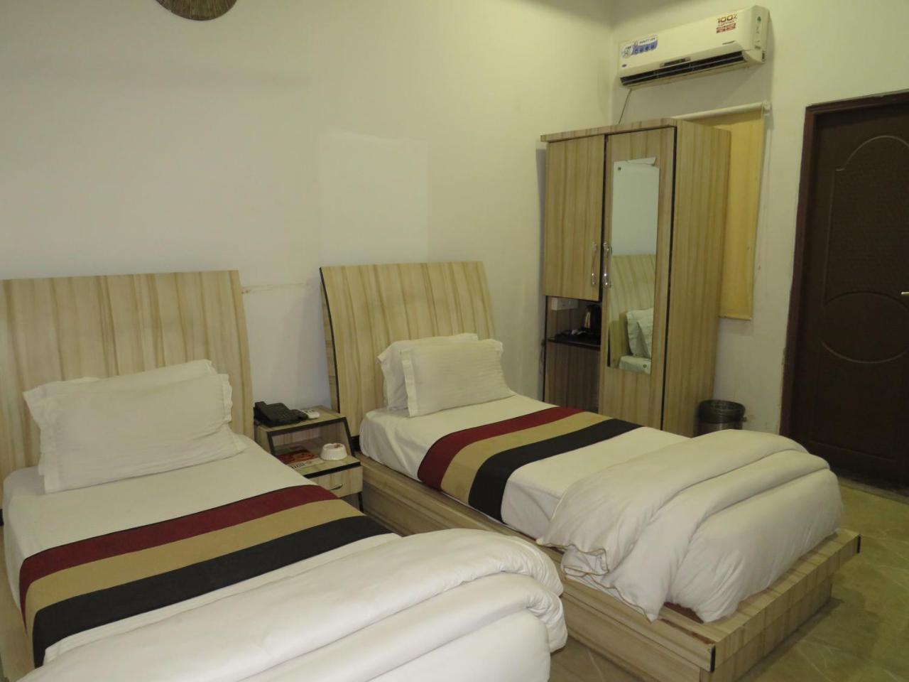 Oyo 1358 Hotel Crossroad Lucknow Esterno foto