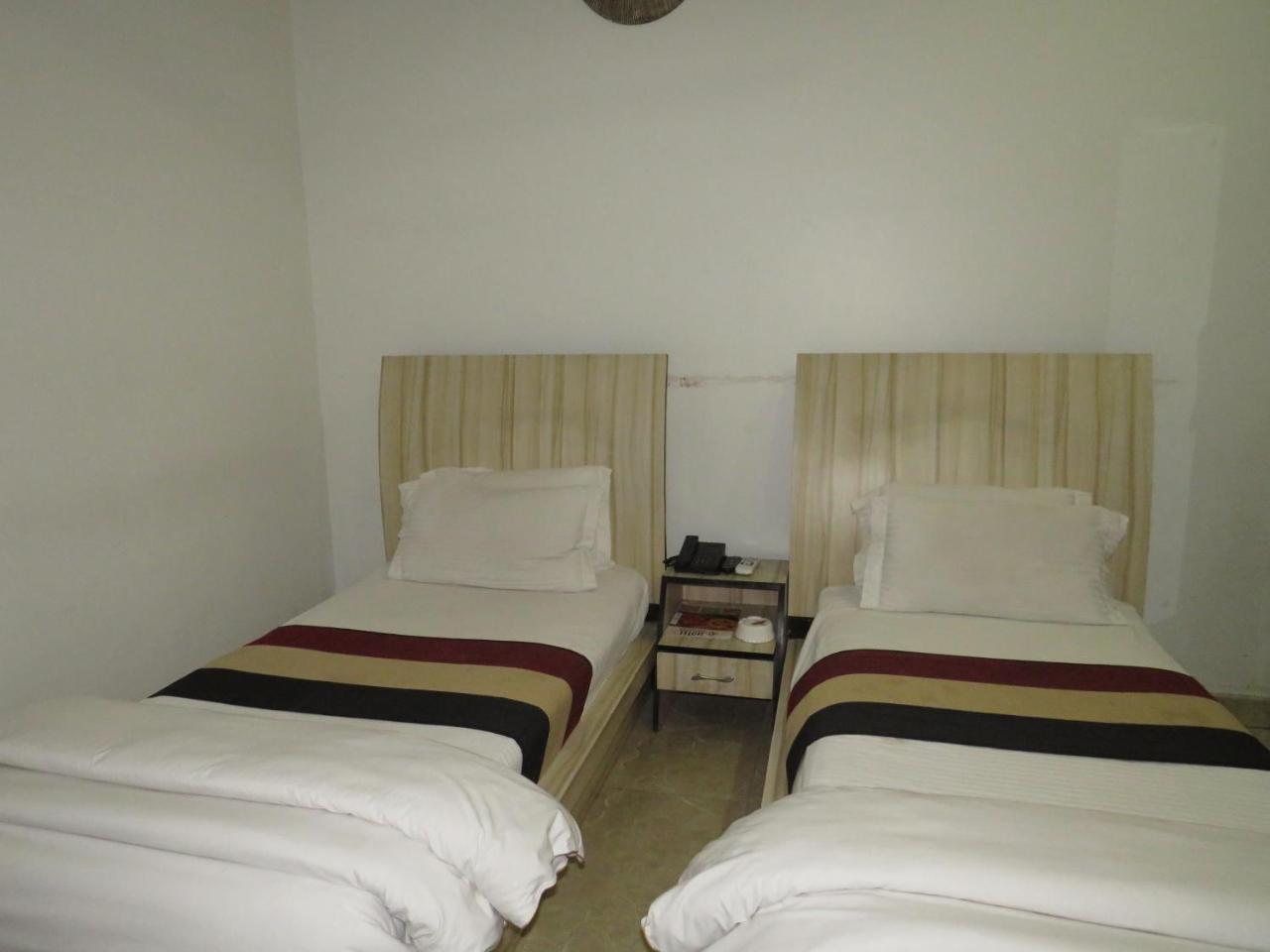 Oyo 1358 Hotel Crossroad Lucknow Esterno foto