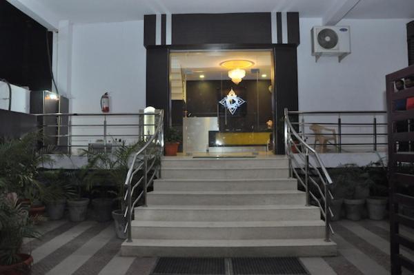 Oyo 1358 Hotel Crossroad Lucknow Esterno foto