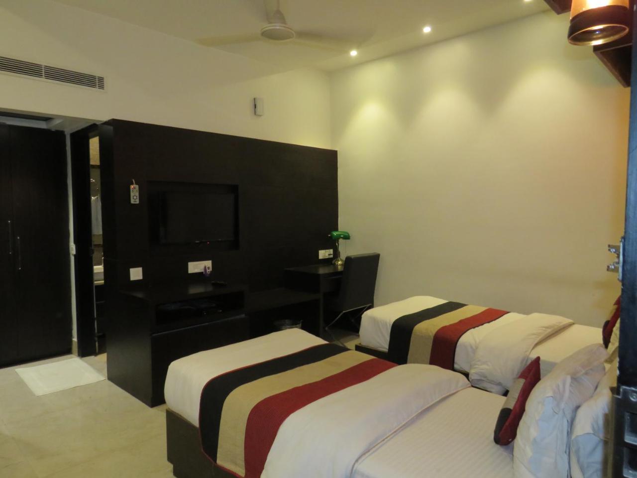 Oyo 1358 Hotel Crossroad Lucknow Esterno foto
